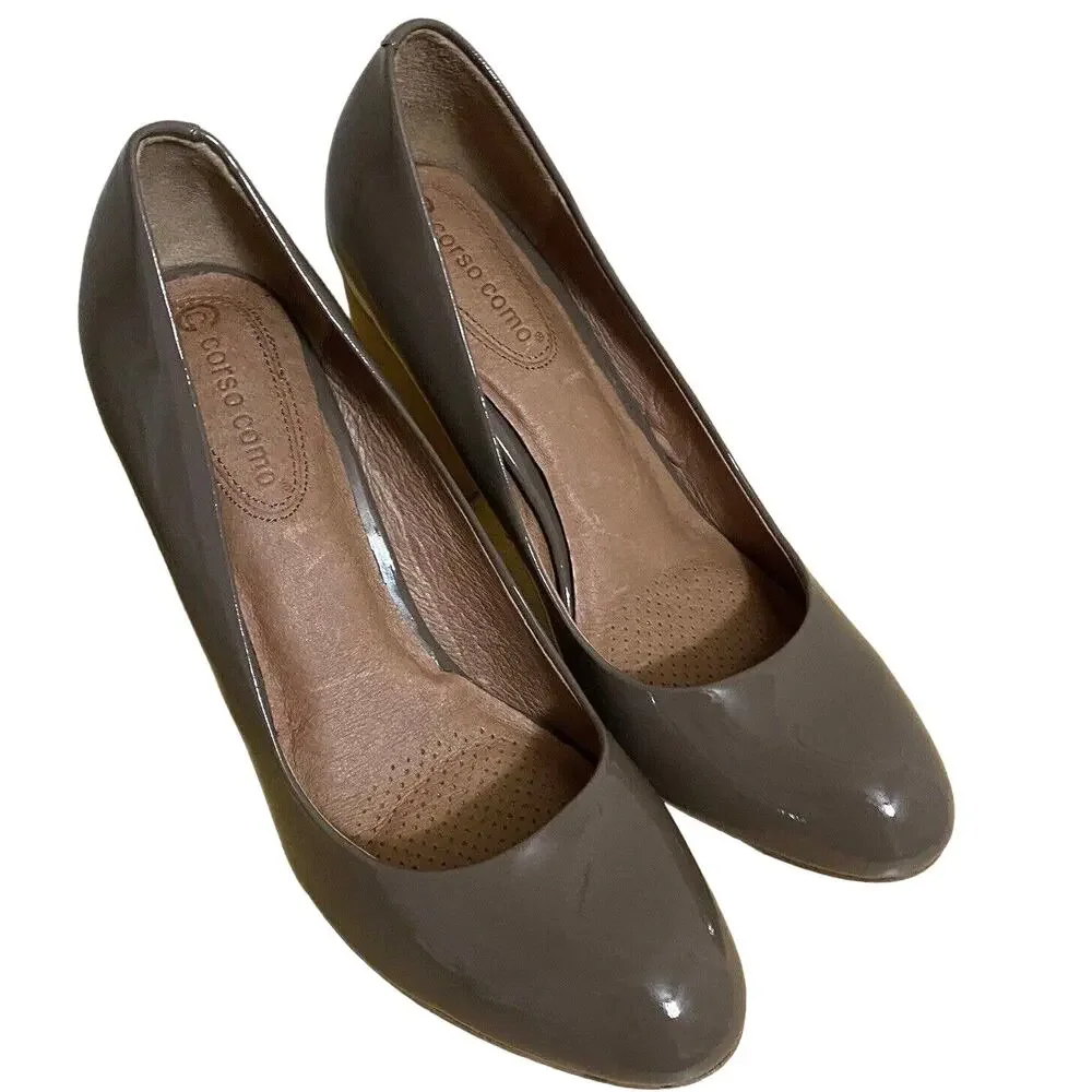 Corso Como Taupe Shoes Size 9M Patent Leather 3.5” Wooden Block Heel Pumps